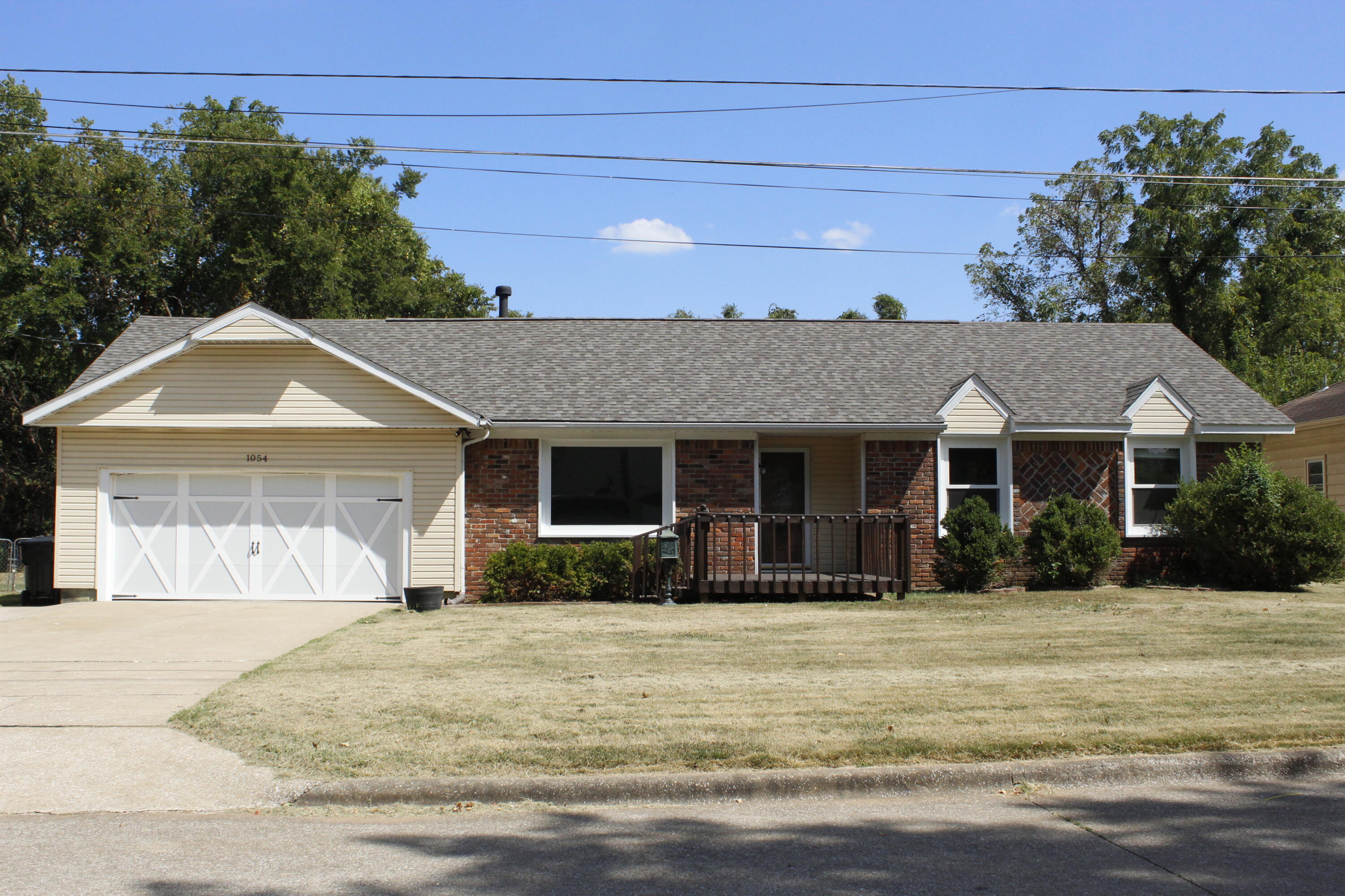 1054 S Peach Tree Avenue, Springfield MO 65804
