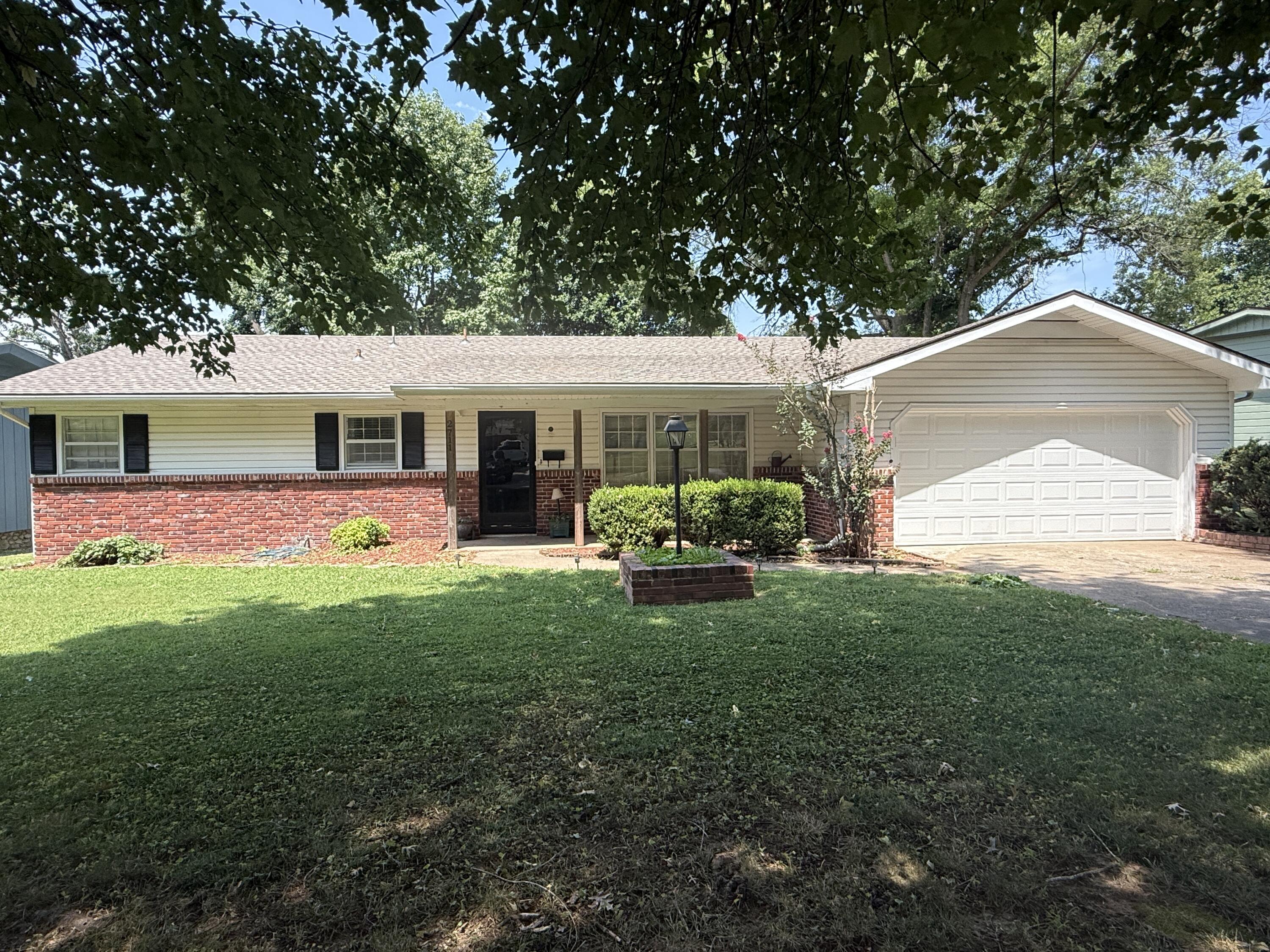 2711 S Claremont Avenue, Springfield MO 65804