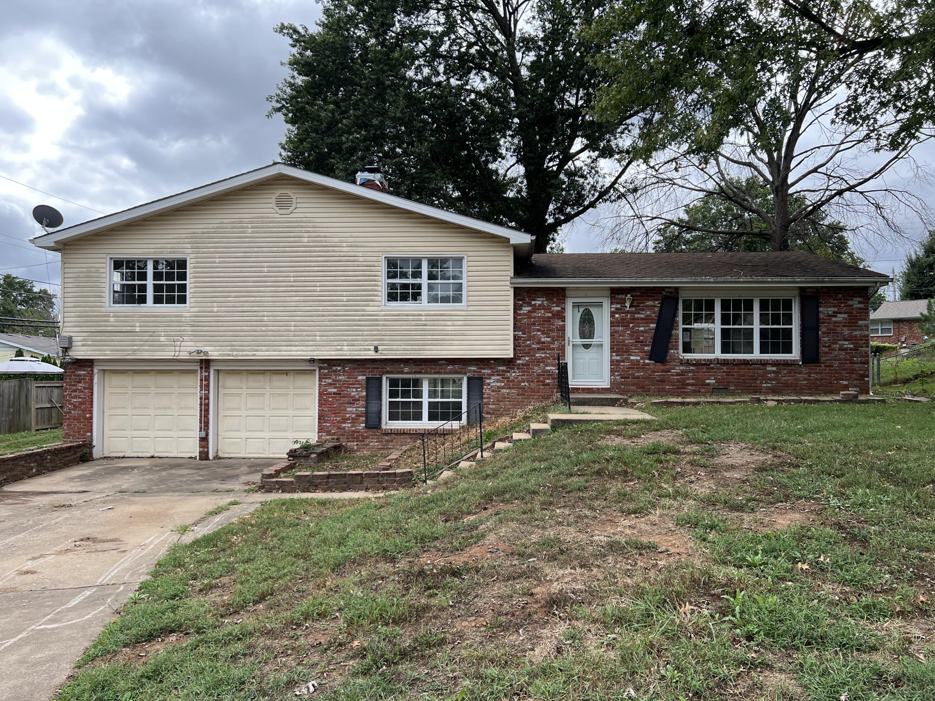 2918 E Clovis Circle, Springfield MO 65804