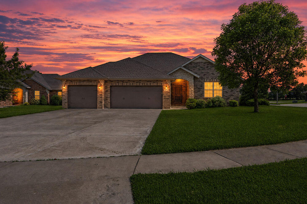 1935 N Pavilion Place, Strafford MO 65757