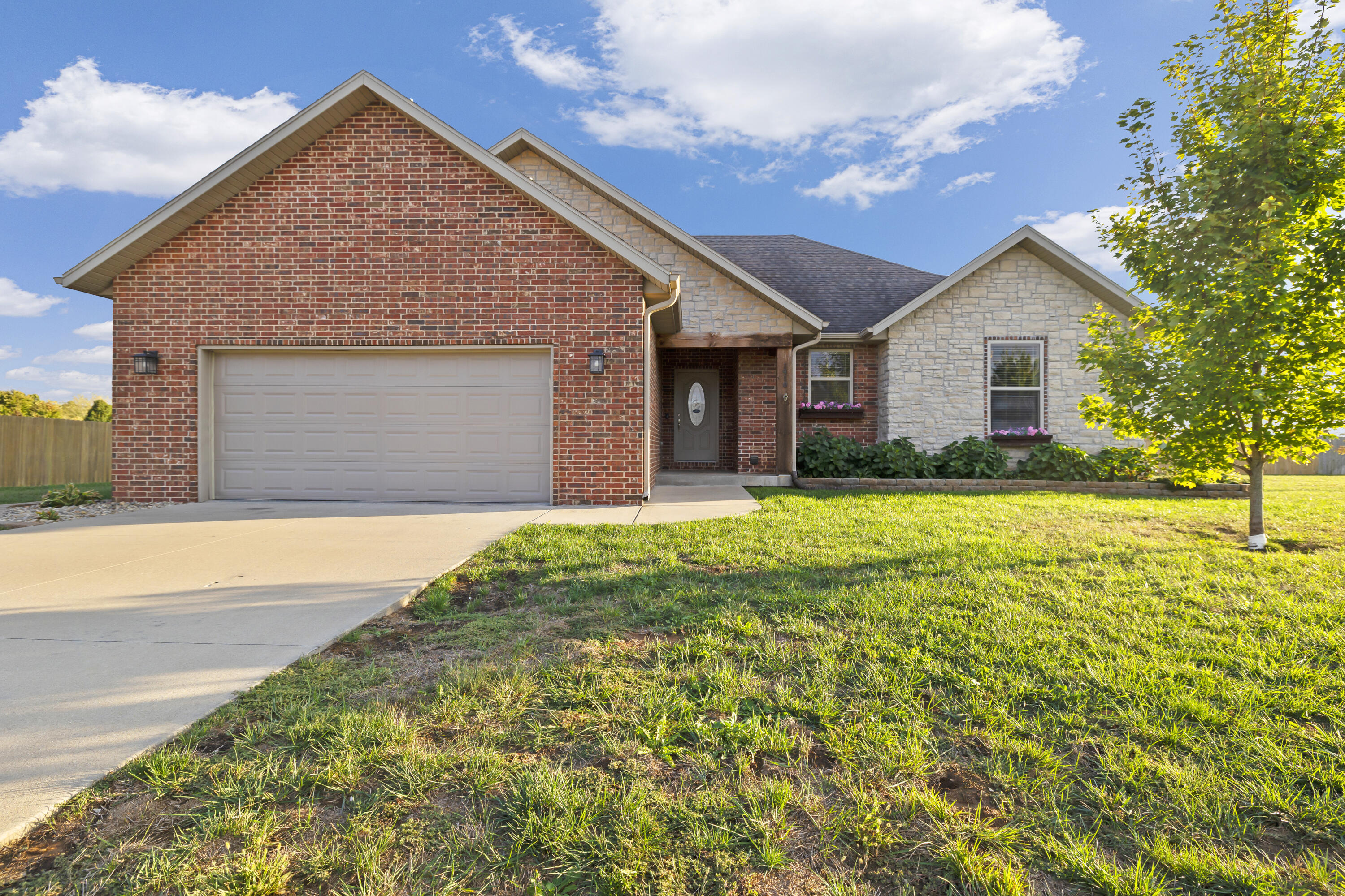 1910 E Whetstone Drive, Ozark MO 65721