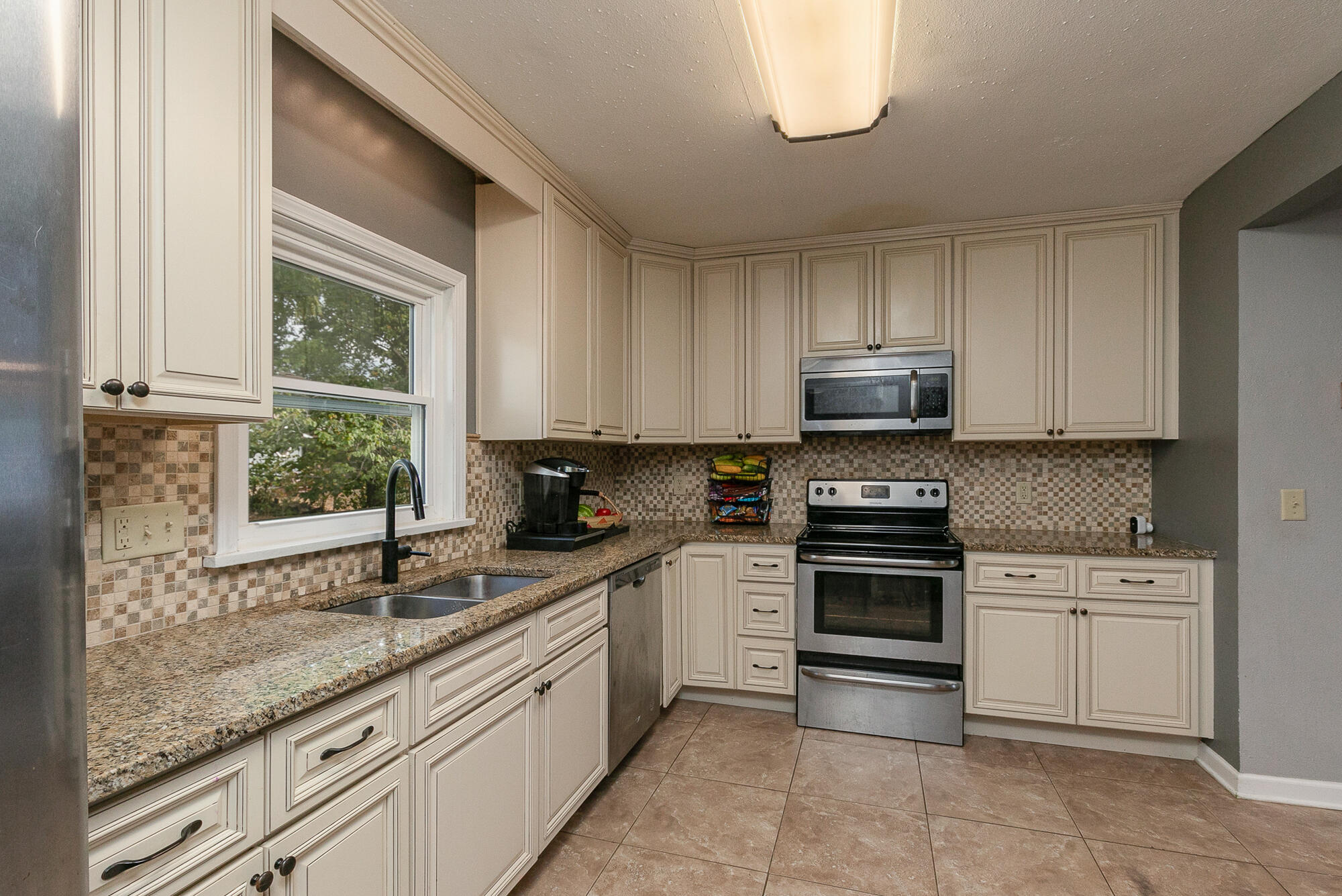 1810 S Thelma Avenue, Springfield MO 65807