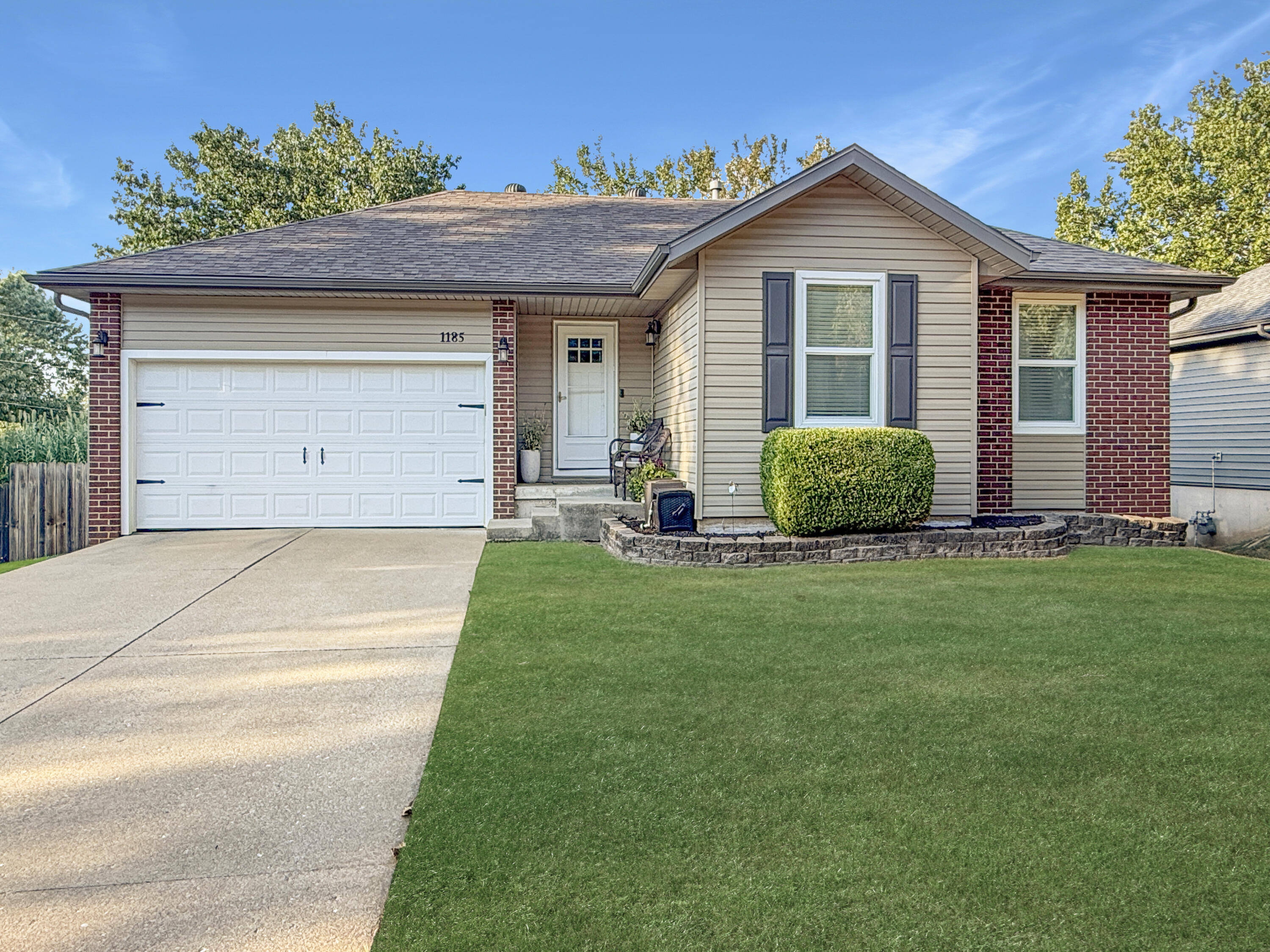 1185 W Grayrock Drive, Springfield MO 65810