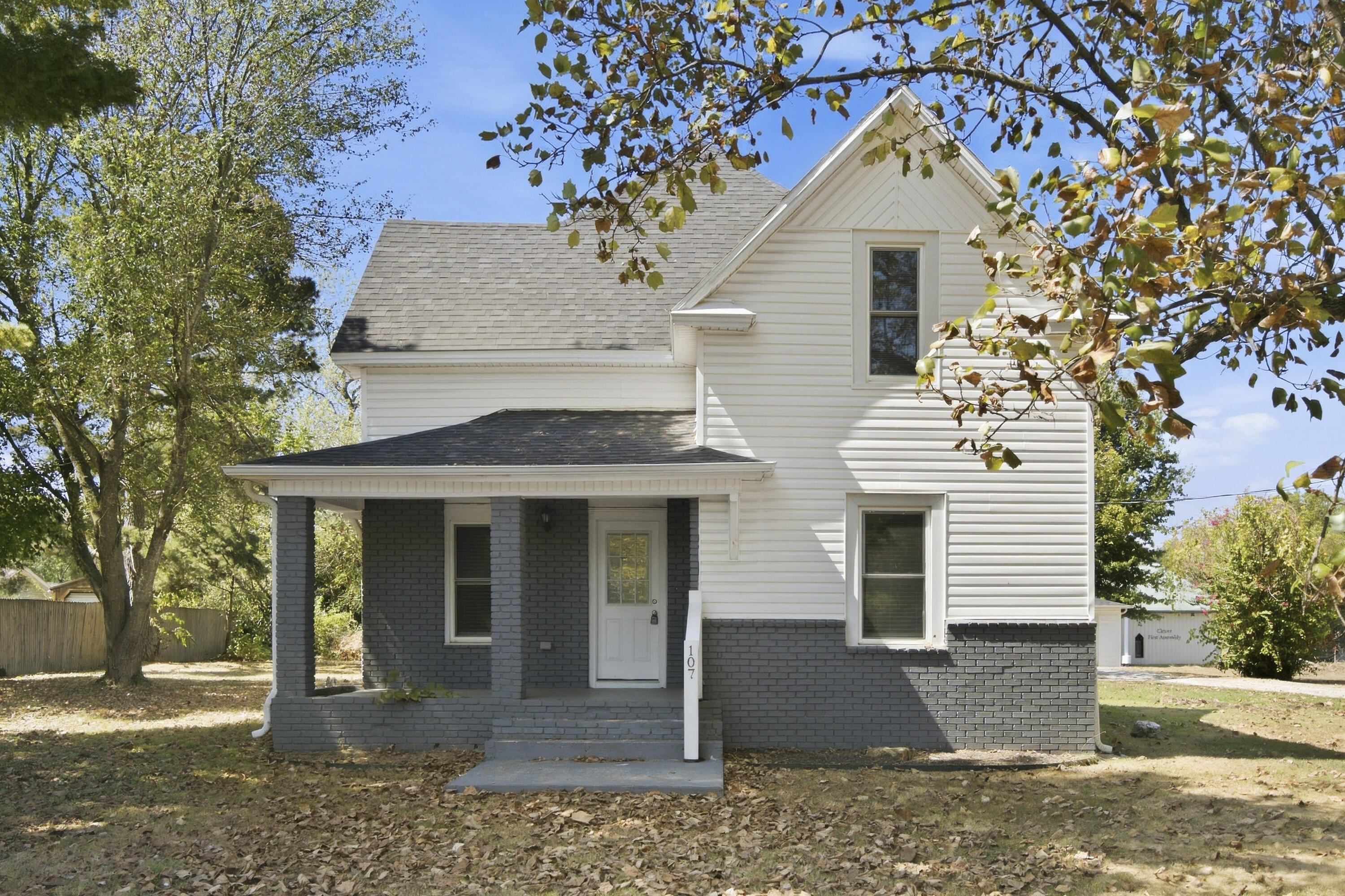107 N Public Avenue, Clever MO 65631