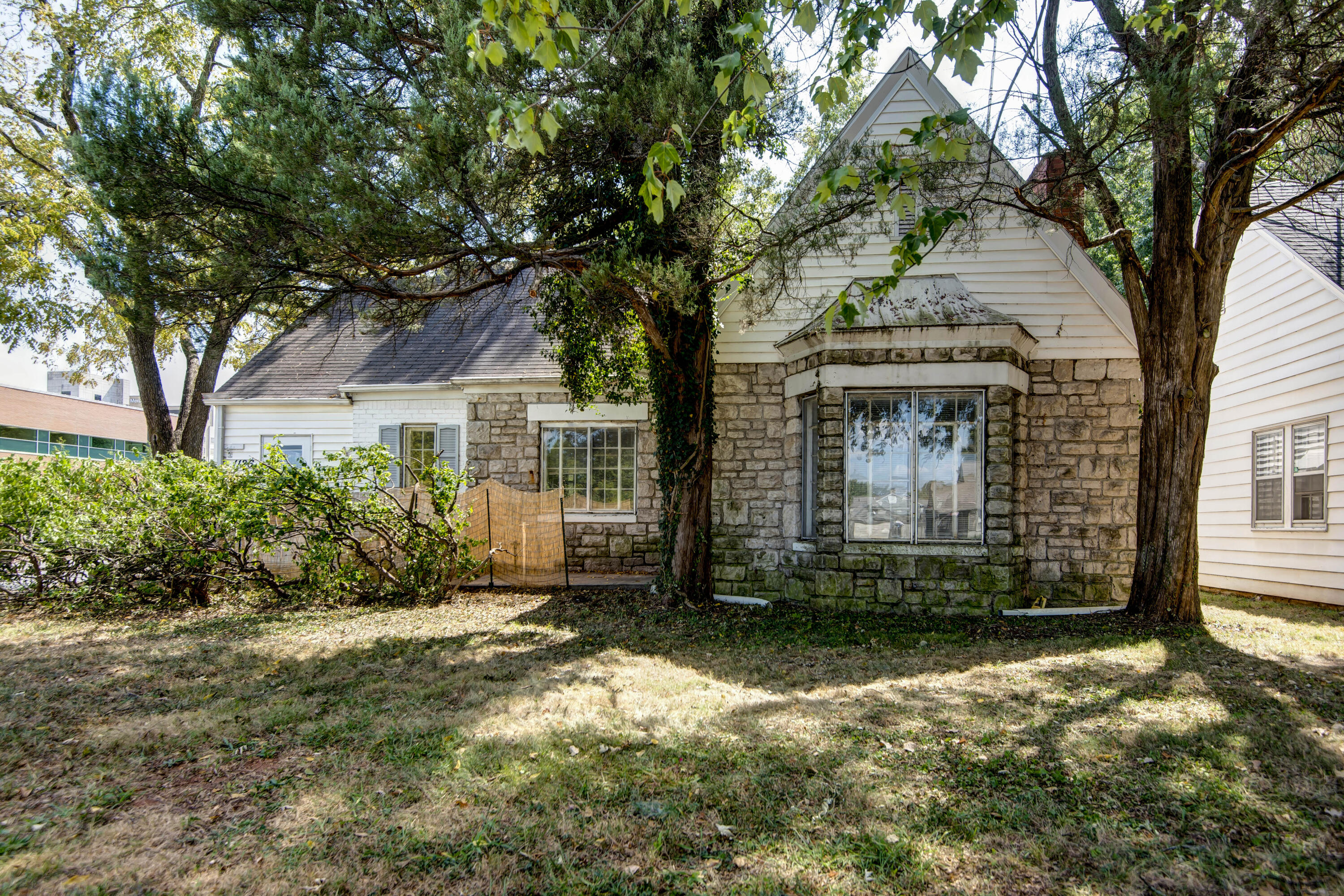 1126 E Sunshine Street, Springfield MO 65807