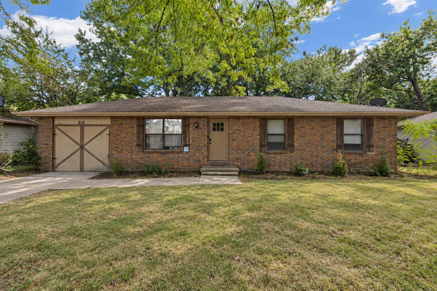 212 E Deanna Lane, Nixa MO 65714