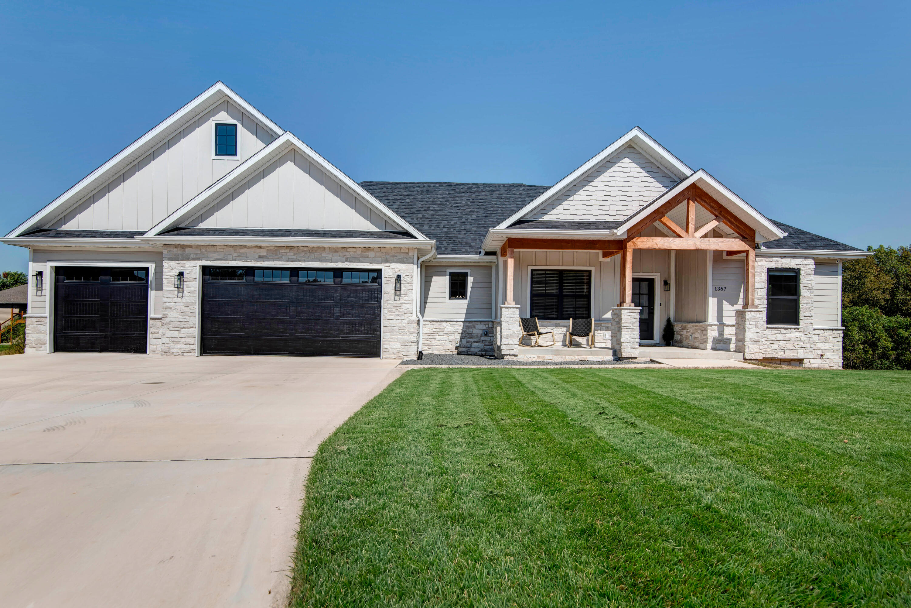 1367 S Casa Grande Avenue, Springfield MO 65802