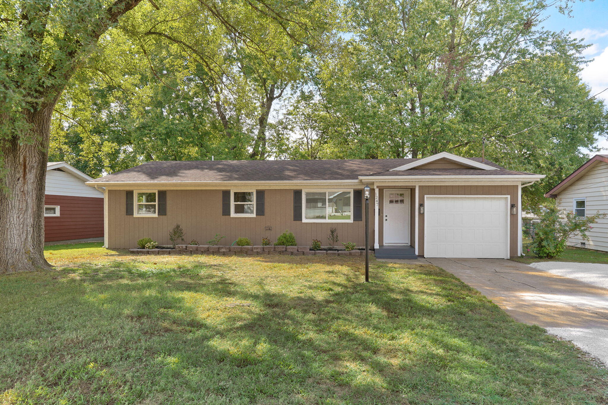 1247 S Estate Avenue, Springfield MO 65804