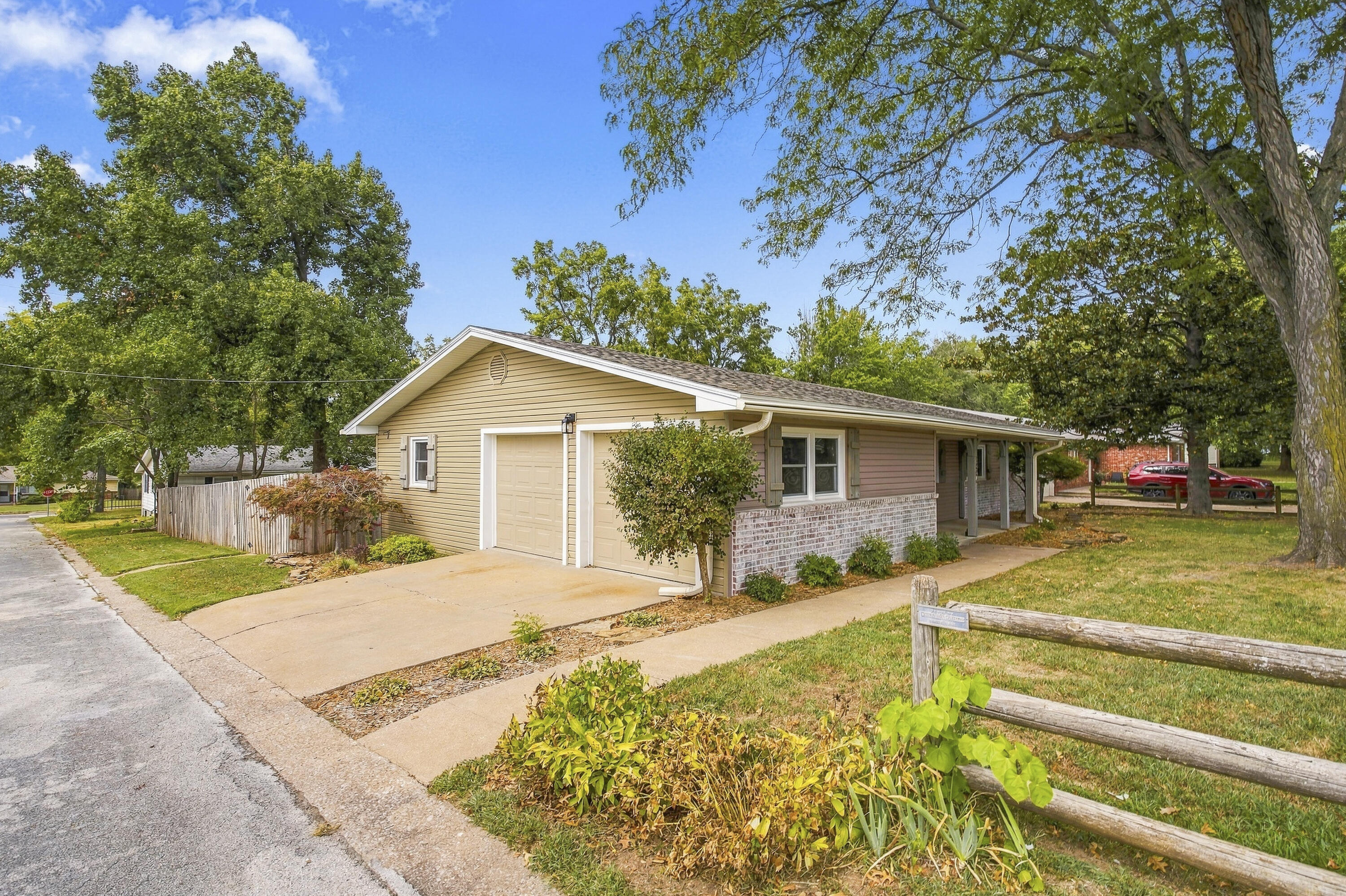 1665 S Catalina Avenue, Springfield MO 65804