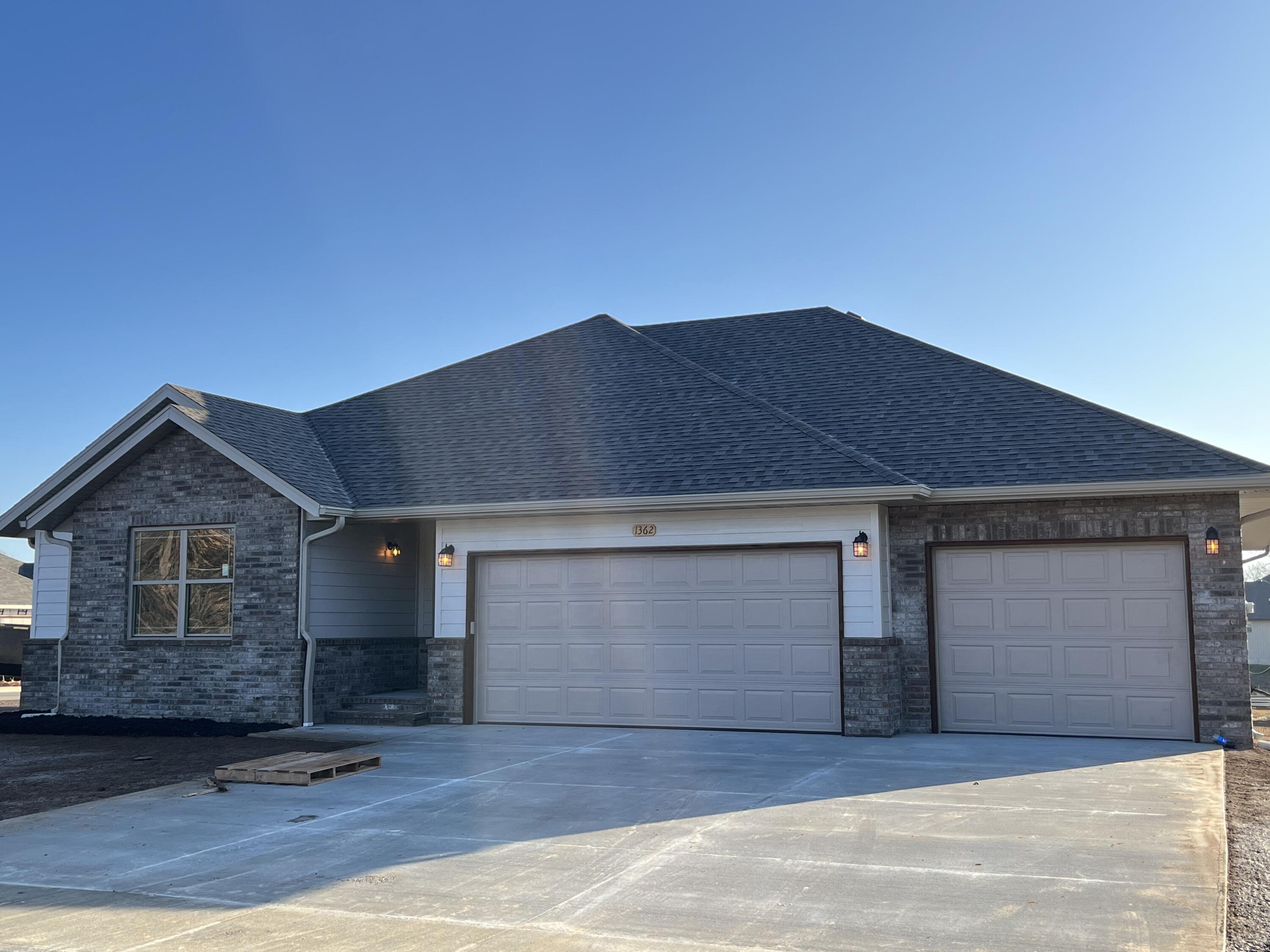 1362 S Mahn Avenue, Springfield MO 65802
