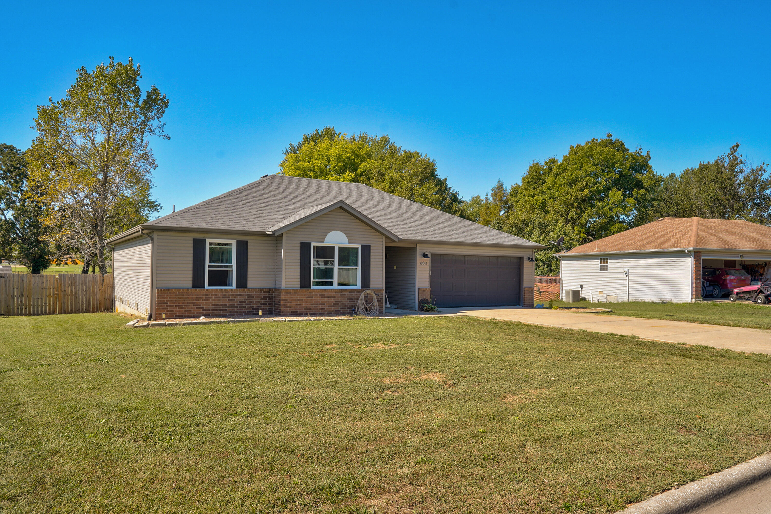 603 S Sunmeadow Drive, Strafford MO 65757