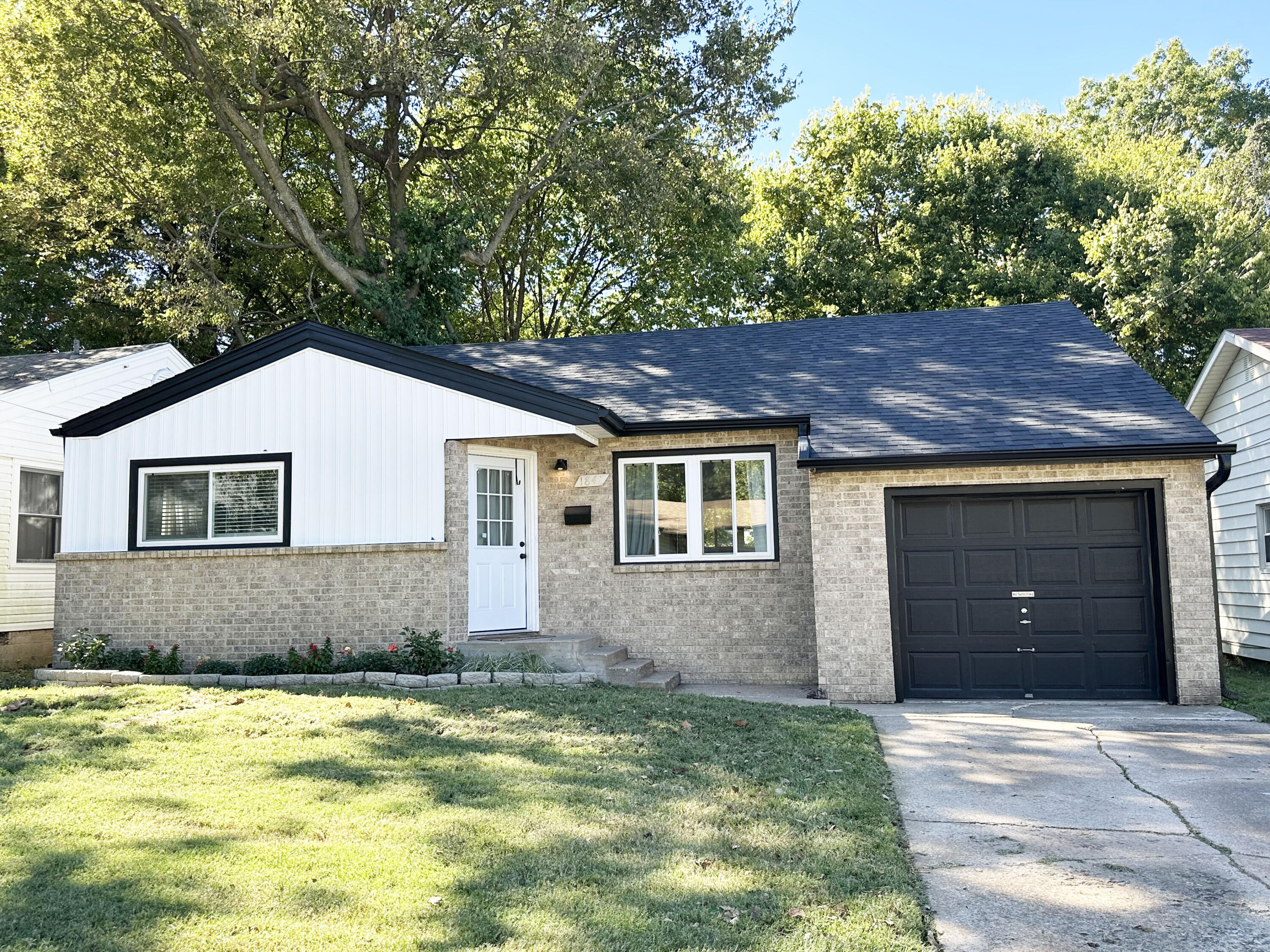 1847 S Weaver Avenue, Springfield MO 65807