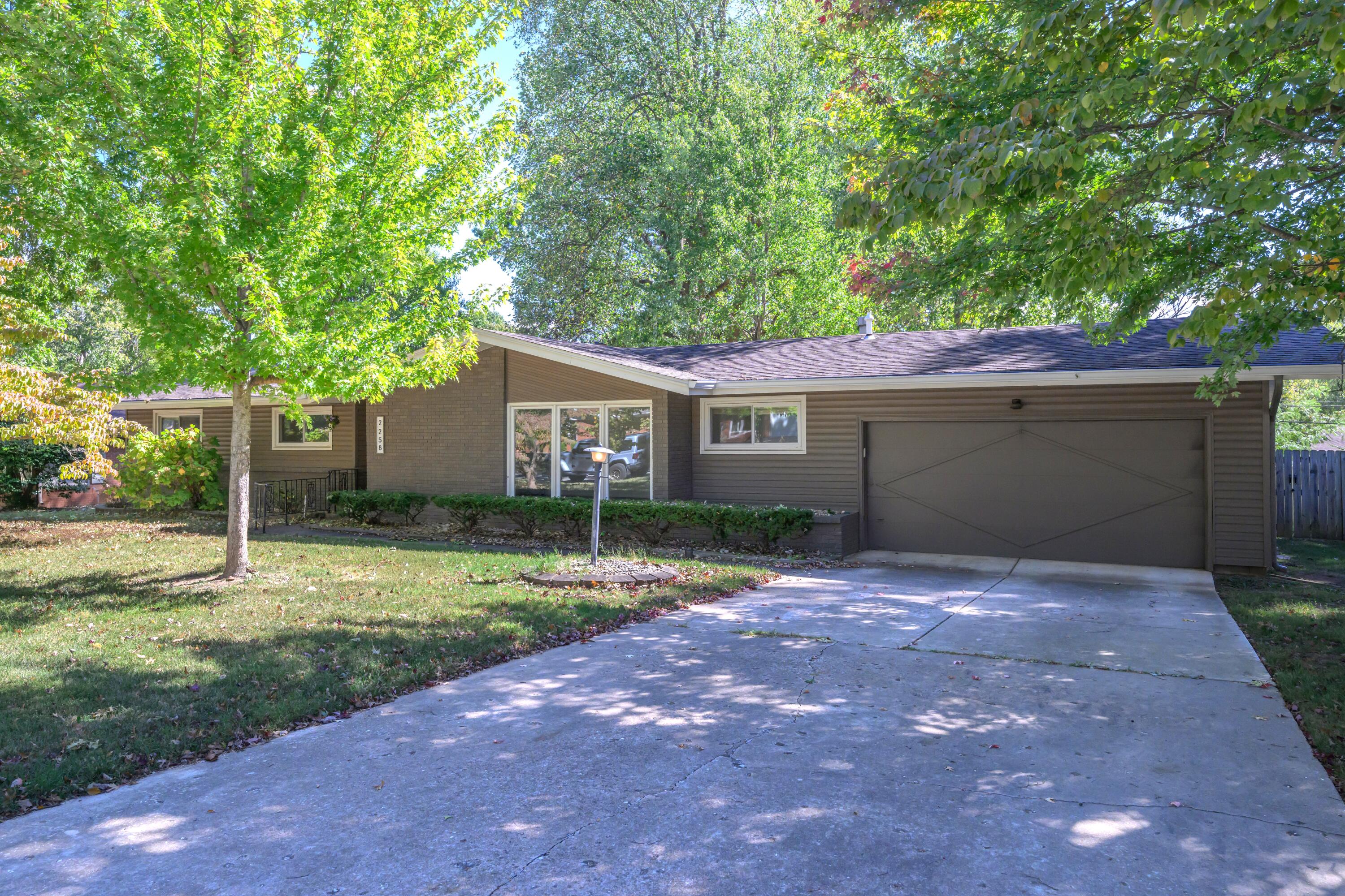 2258 E Mirabeau Street, Springfield MO 65804