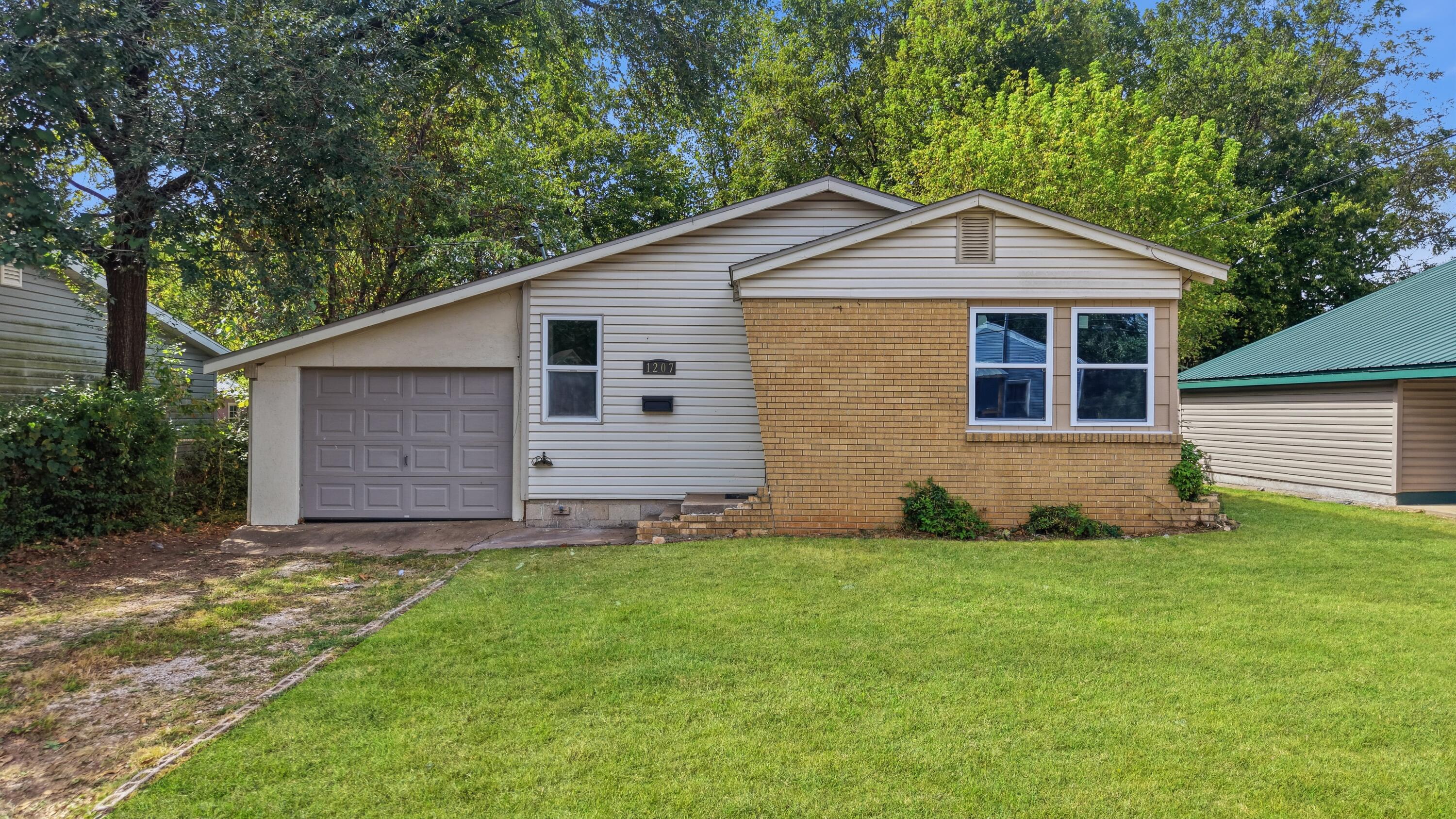 1207 N Warren Avenue, Springfield MO 65802