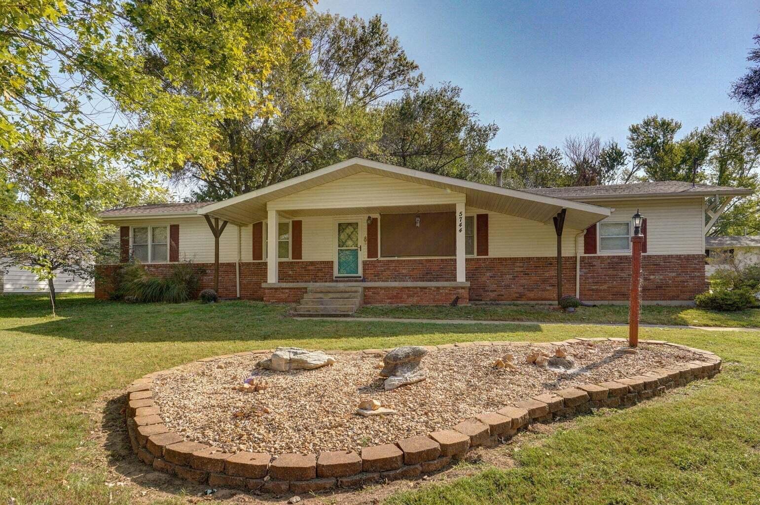 5744 S Roanoke Avenue, Springfield MO 65810