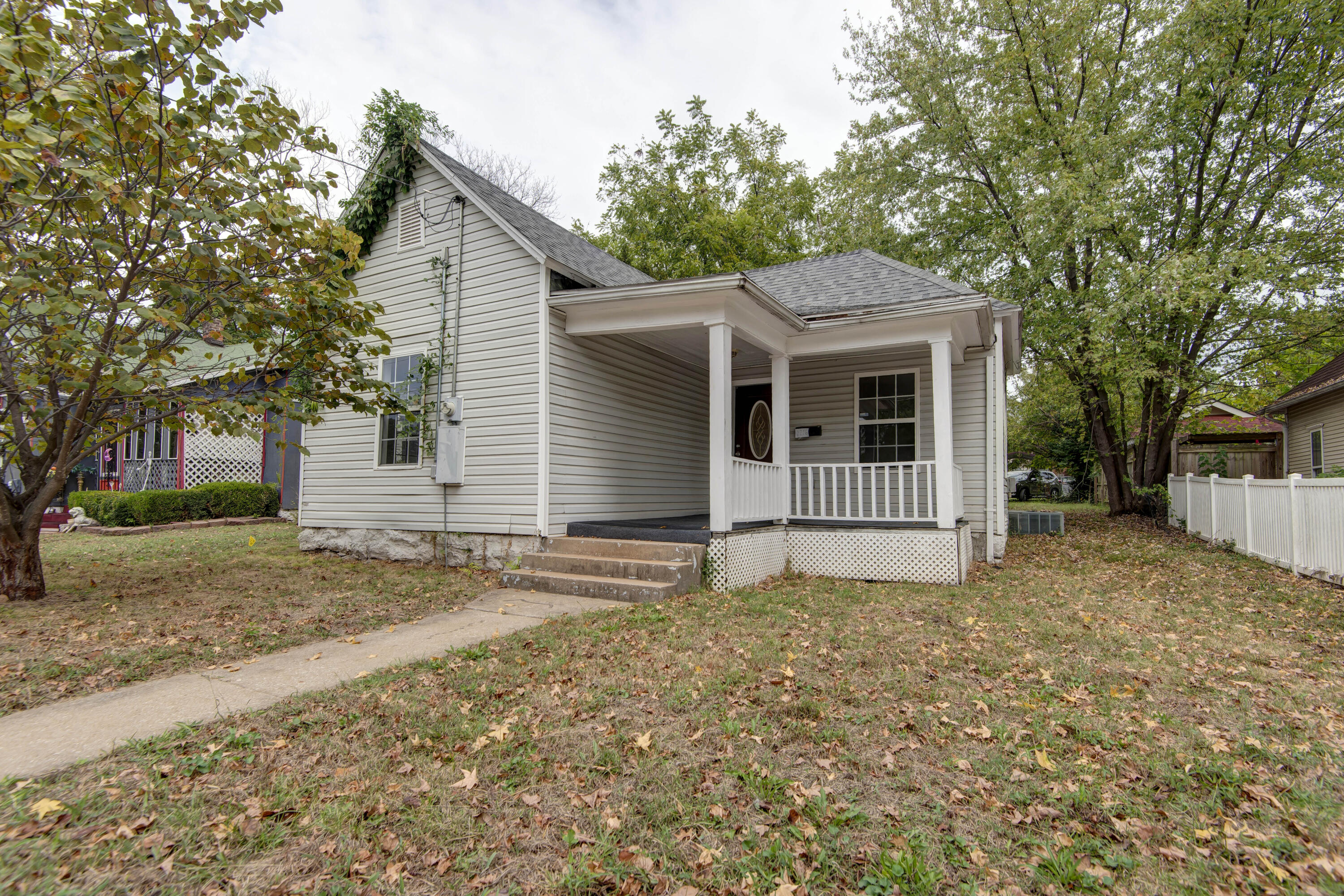 2216 N Taylor Avenue, Springfield MO 65803