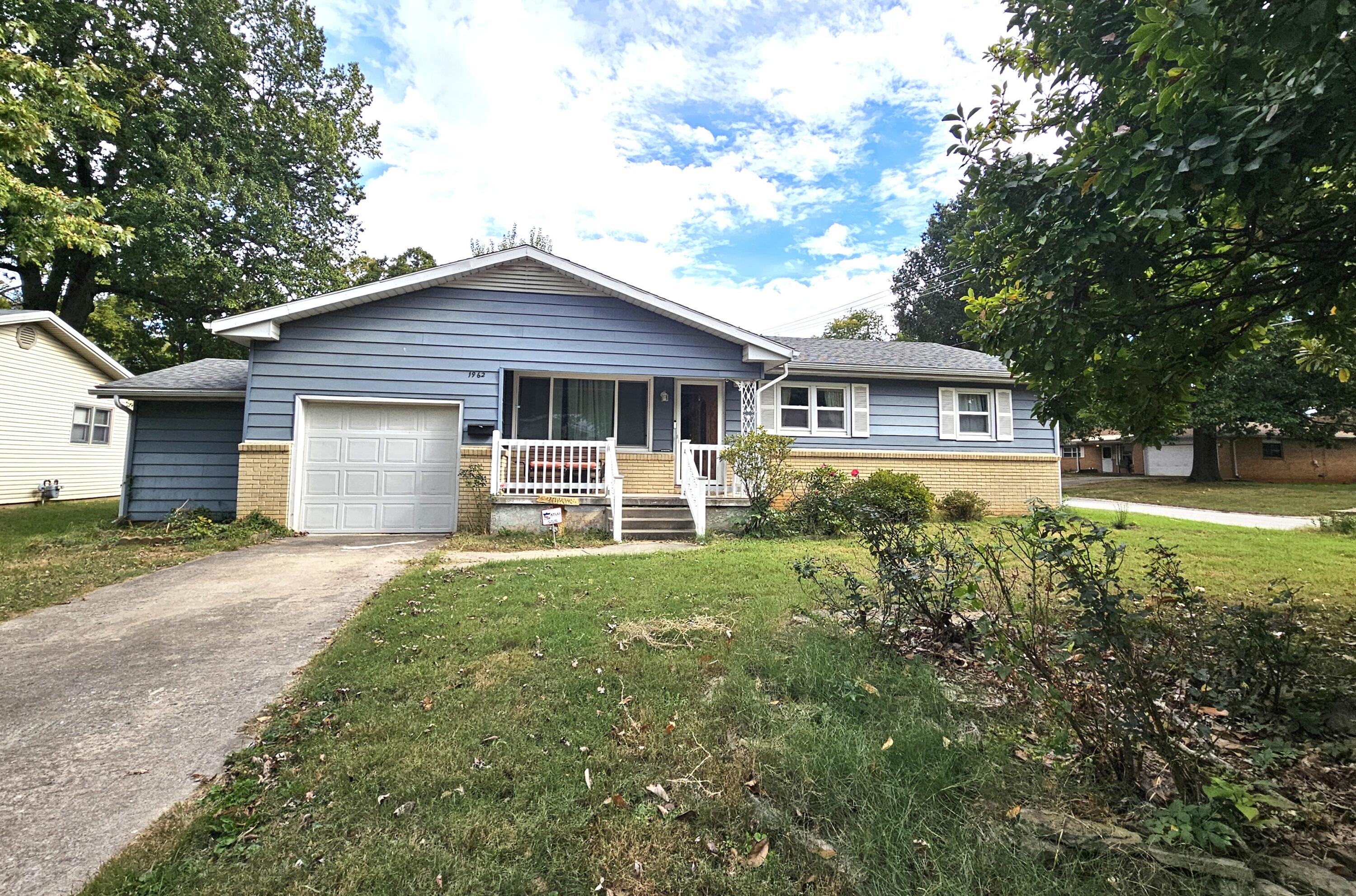 1962 S Newton Avenue, Springfield MO 65807