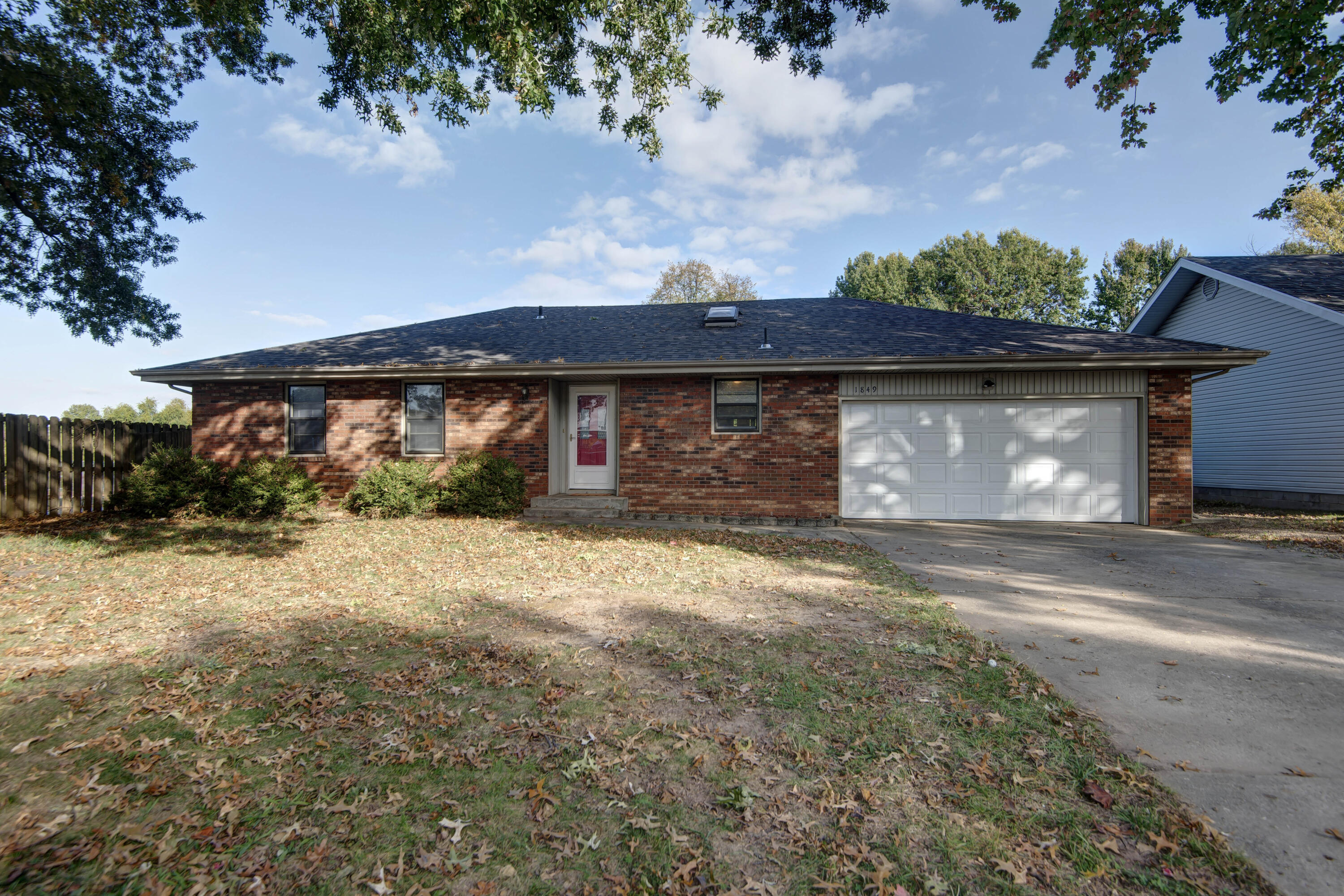 1849 W Katella Street, Springfield MO 65807